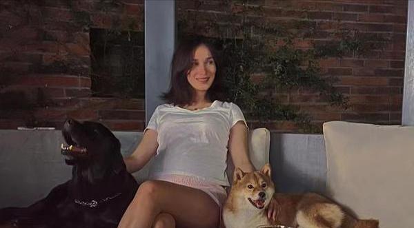 卢靖姗|卢靖姗晒孕期照，挺8个月孕肚后院烤火，发文盼望老公早日回家