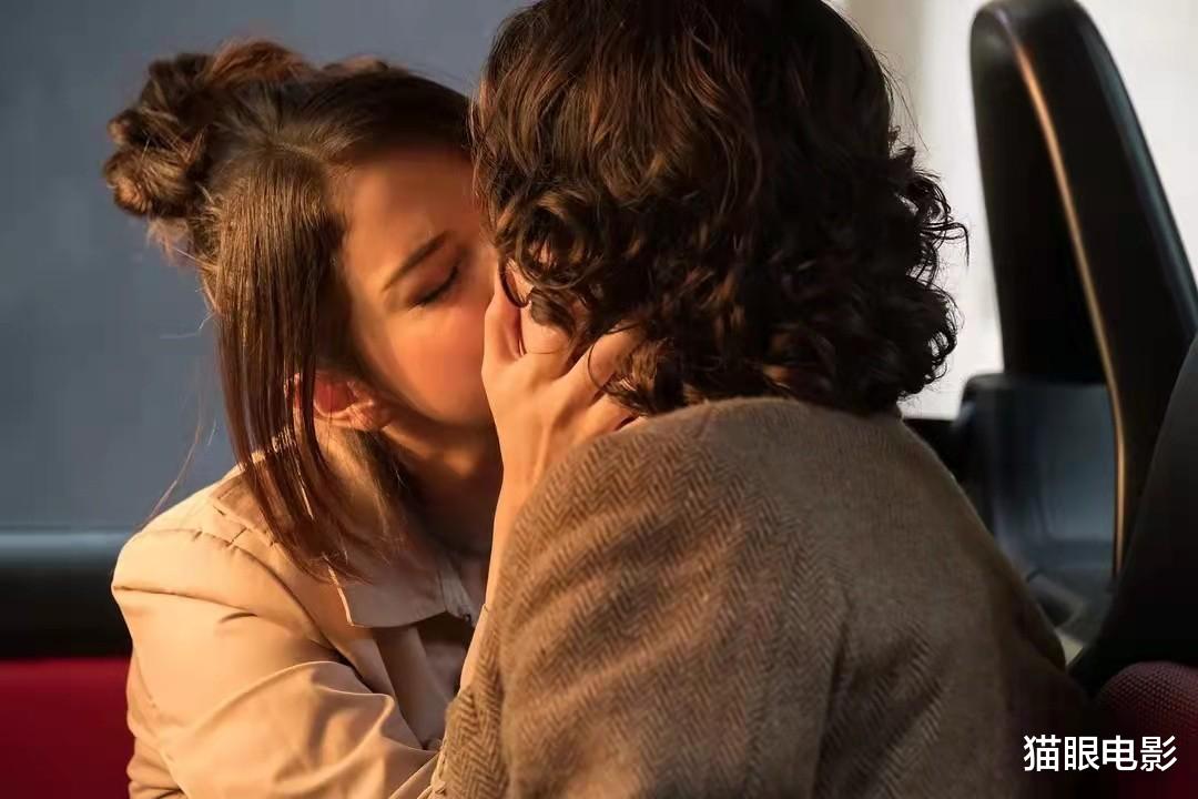 周楠|甜茶赛琳娜新片太甜了，两人片中甜蜜接吻，网友：不知道该羡慕谁