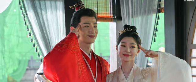 白敬亭|白敬亭宋轶“假戏真做”连上10条热搜,网友连孩子名字都起好了