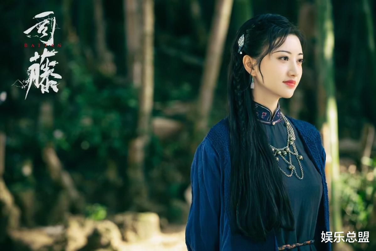 景甜|景甜晒520浪漫随拍笑容甜美 手捧鲜花气质十分出众，疑似好事将近