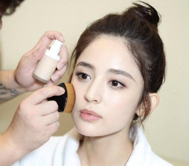 女孩 为何“大城市”的女孩很多素颜，而“小城市”的女孩却喜欢化妆？