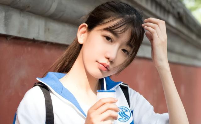 发型 2022初中生发型有新规，男生看上去精神又帅气，女生发型一言难尽