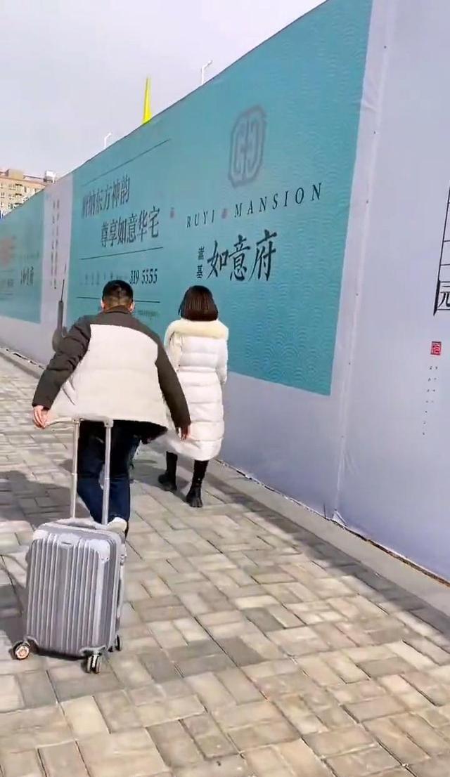 丈夫为前程远走他国2年,回家路上偶遇妻子,对方却担心他偷孩子