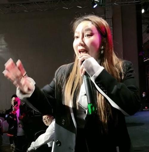 钻戒|“50万钻戒”卖出白菜价?带货网红一本正经地“演戏”,该管管了