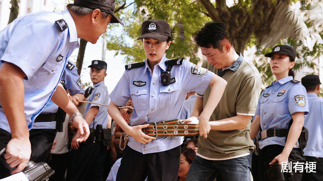 警察荣誉|《警察荣誉》派出所的民警为什么普遍不带枪？把枪丢了可就麻烦了