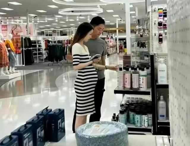 章泽天|章泽天被赞比大S有远见：拼事业，挺刘强东，不让娘家人搅和婚姻