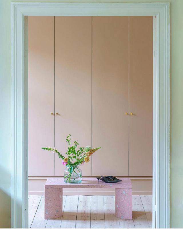 色彩柔和的住宅,精致女主人和所爱的家具物品,明亮温馨很想住