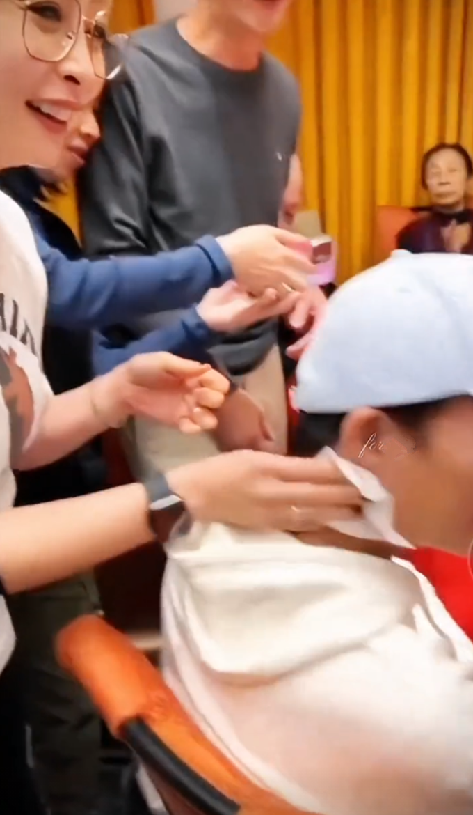 钱小豪|钱小豪兄弟与吴镇宇新春团拜，丘倩鸣冻龄气质佳，汤盈盈疑怀三胎