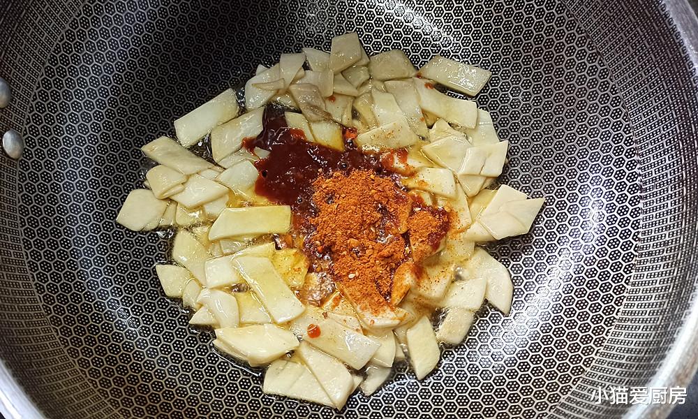 豆腐这样做特别入味，酸辣开胃，天冷了来上一碗，吃完浑身暖和