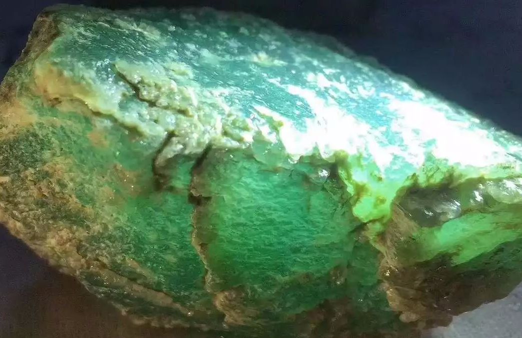 翡翠|让人惊悚的翡翠赌石,5000秒变50万,这块料子让他绝地重生!
