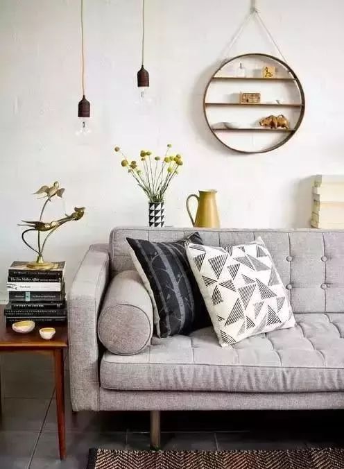 你家墙面怎么设计的?我家是小户型,就靠置物架偷面积了