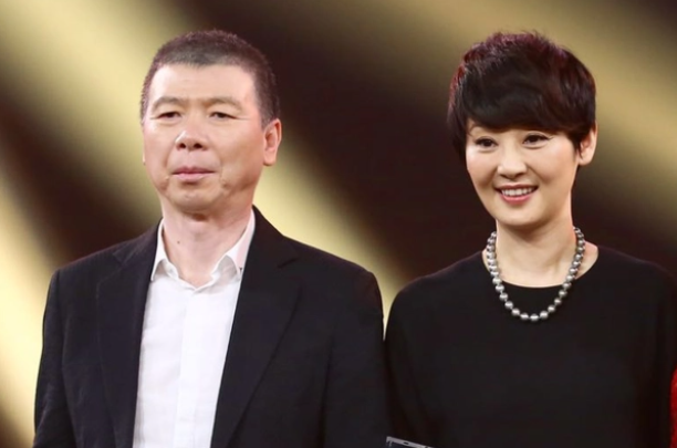 冯小刚|冯小刚回国首露面,出活动合影稳坐C位,朱时茂濮存昕也要靠后站