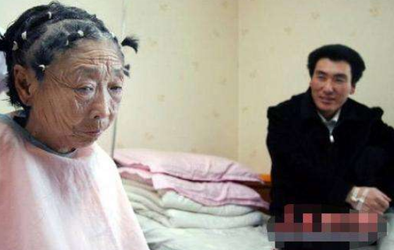 李玉成|85岁马玉琴活成工具人,感冒打点滴无精打采,李玉成却喜笑颜开