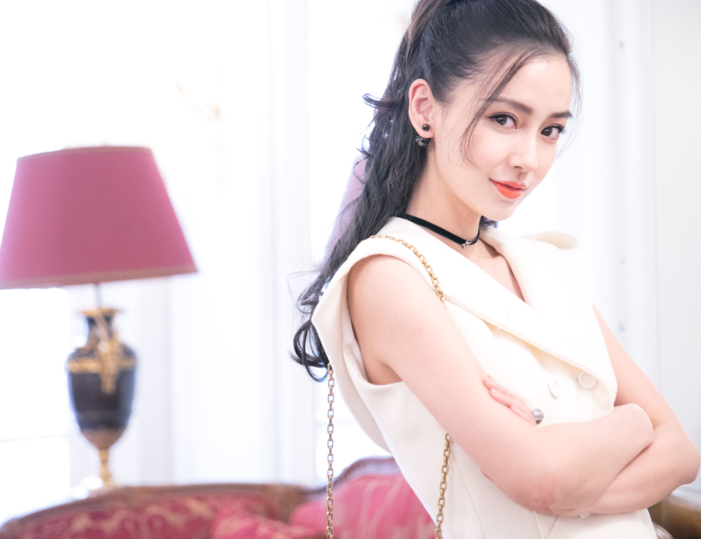 赵丽颖|赵丽颖被冷落当陪衬？同为品牌大使，为何杨颖能站C位？