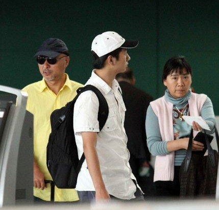 陈佩斯|陈佩斯老婆罕曝光,夫妻俩街上吵架指指点点,男方被吓得连连后退