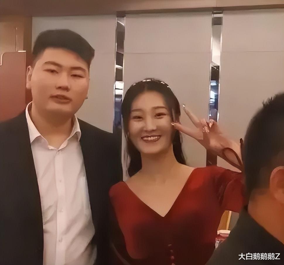 于正|朱小伟离婚以后，首传好消息：对方不仅是青梅竹马还是一名教师