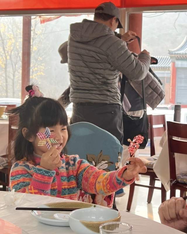 鄢颇|梅婷前夫陪伴女儿太有爱，父女眉眼似复制粘贴，娇妻生重病未露面