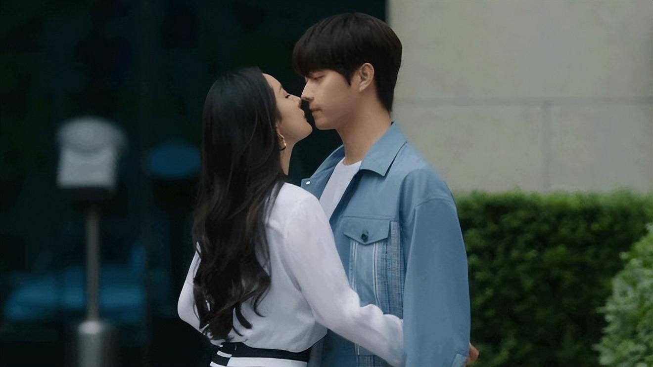 杨幂|这也太上头了吧？杨幂与小9岁许凯拍吻戏，霸总气质把男方整害羞