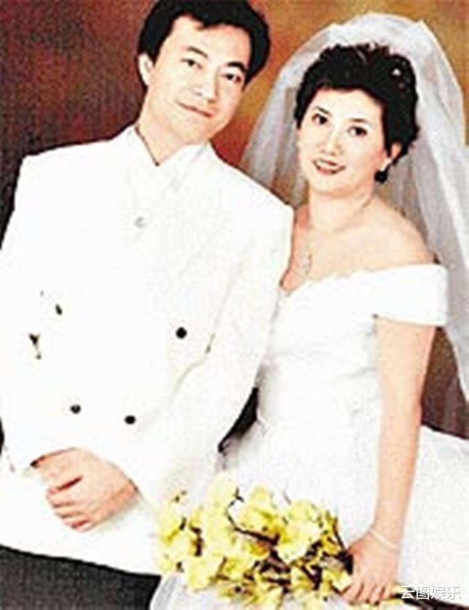 |知名港星结婚41周年，携妻穿中式礼服庆祝，掀红盖头深情表白妻子