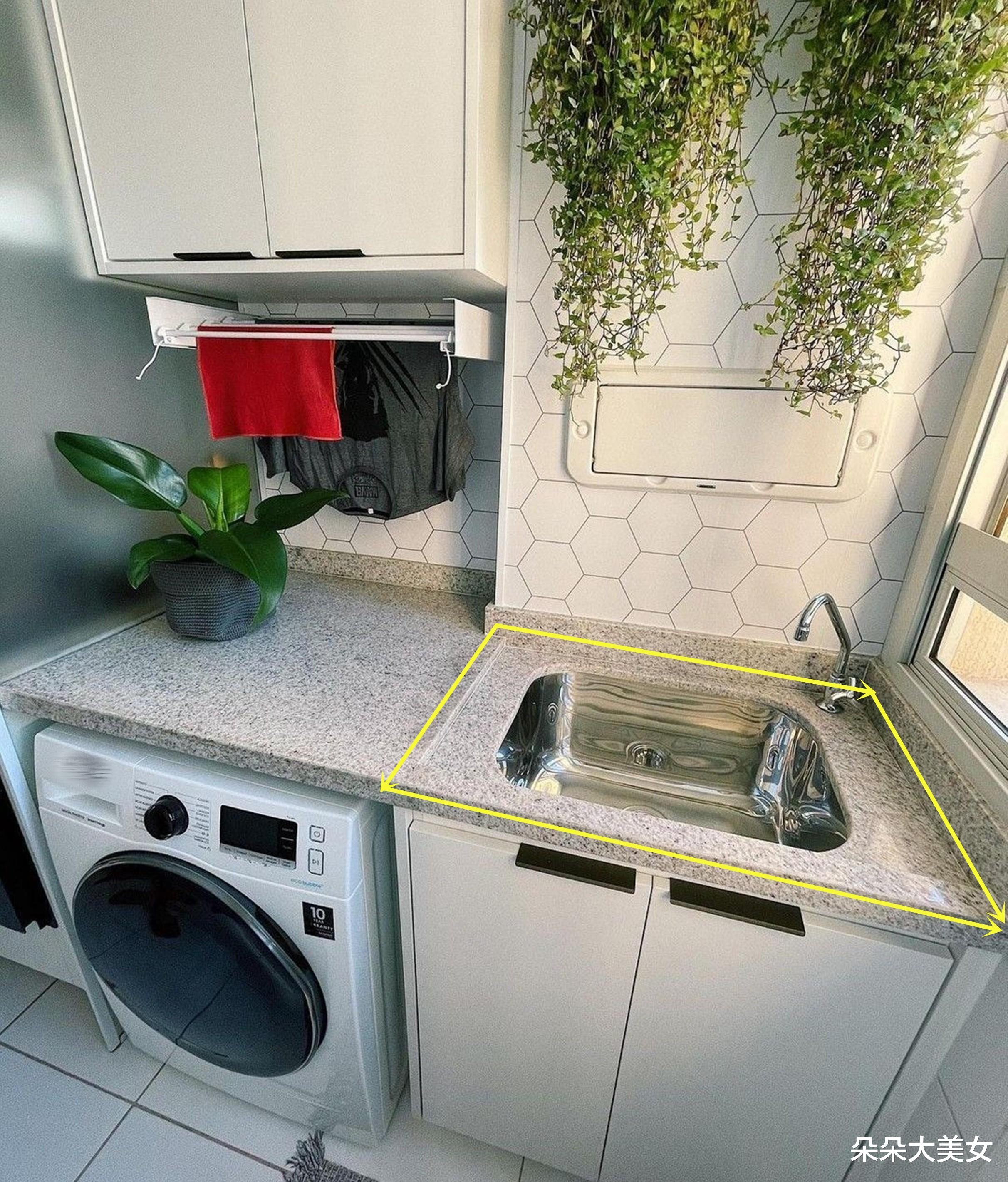 洗漱台台面尝试“下陷设计”,用起来才发现,这2公分确实有必要