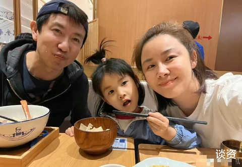 鄢颇|鄢颇罕晒全家福,妻子李呈媛患病7年,鄢颇化身好男人亲自照顾无怨言