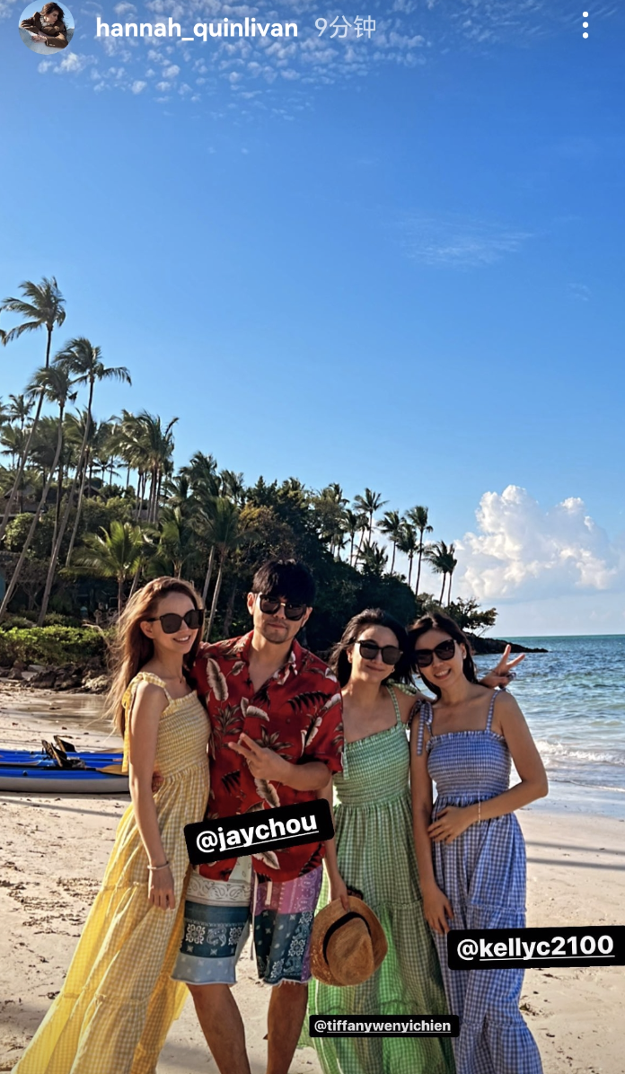 周杰伦|昆凌平安夜晒与周杰伦牵手照，把老公p成圣诞老人，两人漫步海边