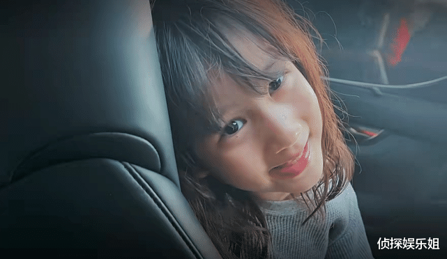 黄磊|黄磊罕晒与儿女合照,孙莉视角下一手牵一娃,三胎儿子暴风长大