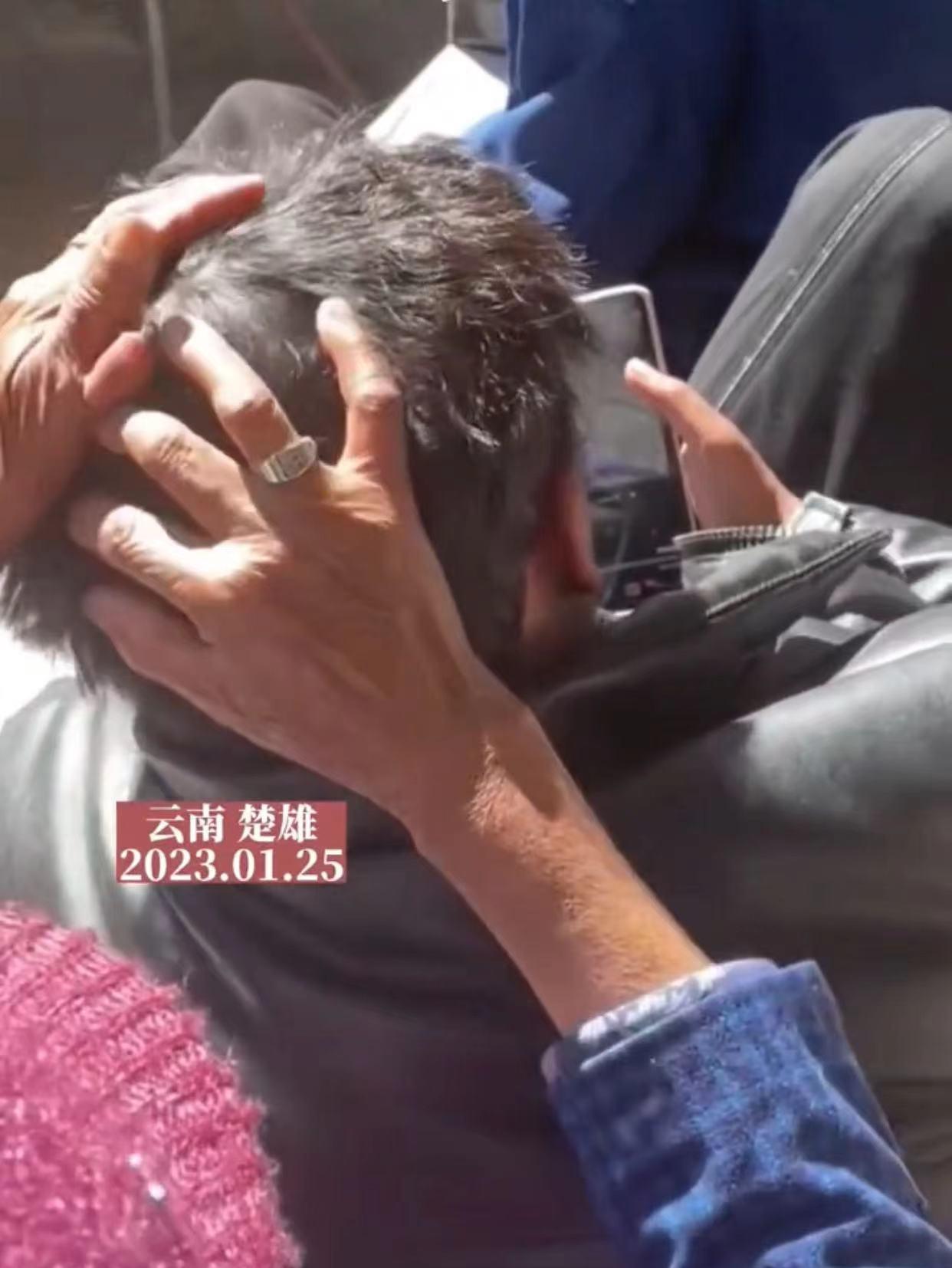 烫发|男子烫发后回家过年,被奶奶硬生生抓直,网友:300块没了