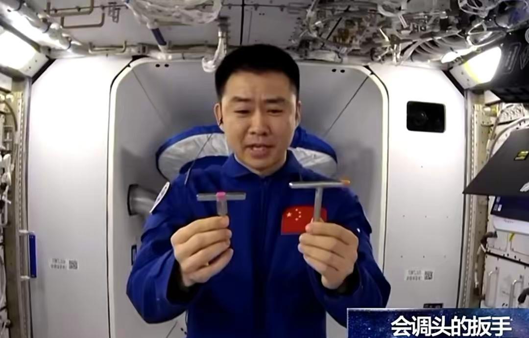 神十四太空授课,陈冬做“扳手翻转”实验,苏联曾保密10年