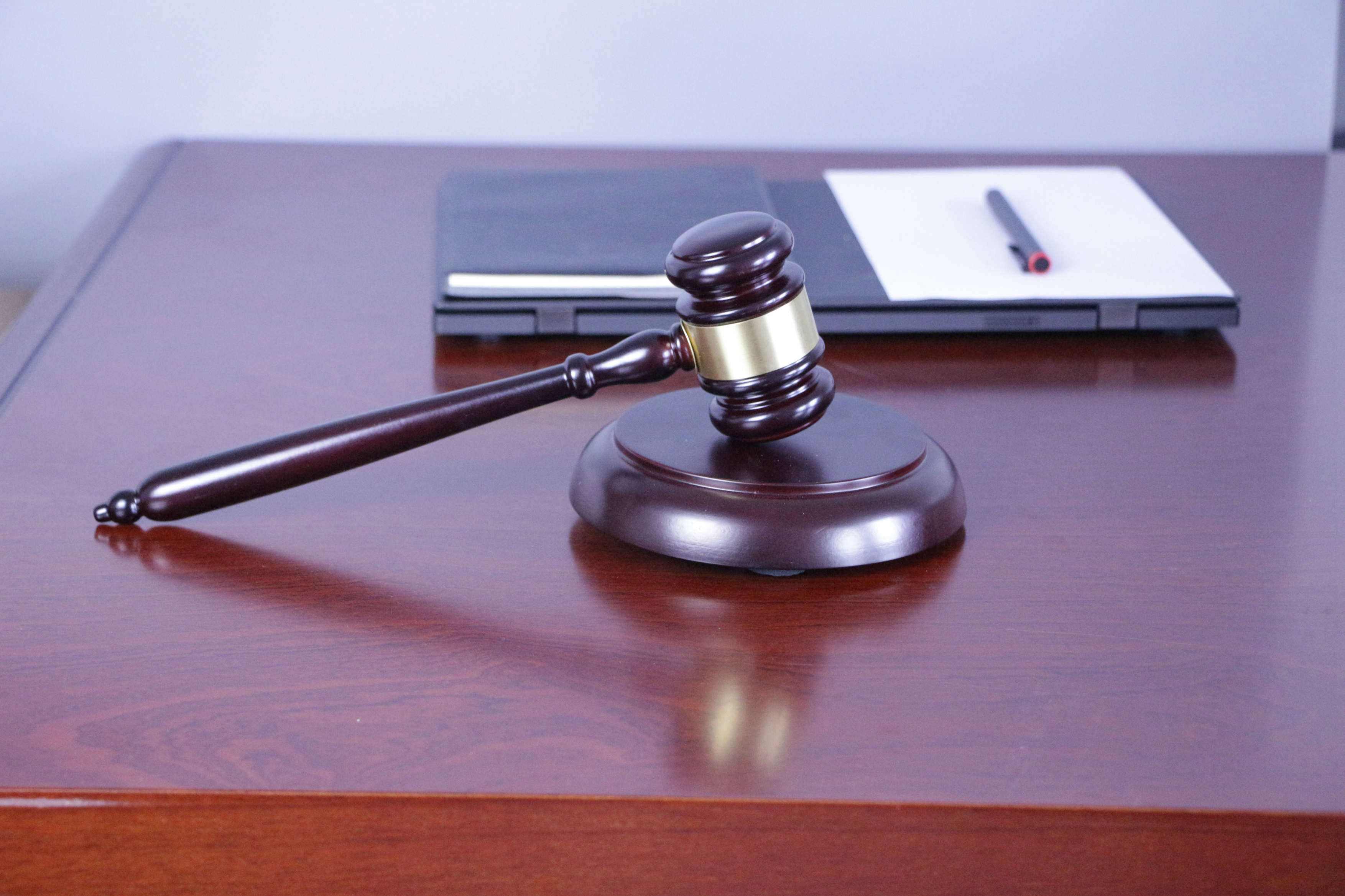 男子摩托车被推倒:坚持追究64岁独居老人刑责,被邻居指责无情!
