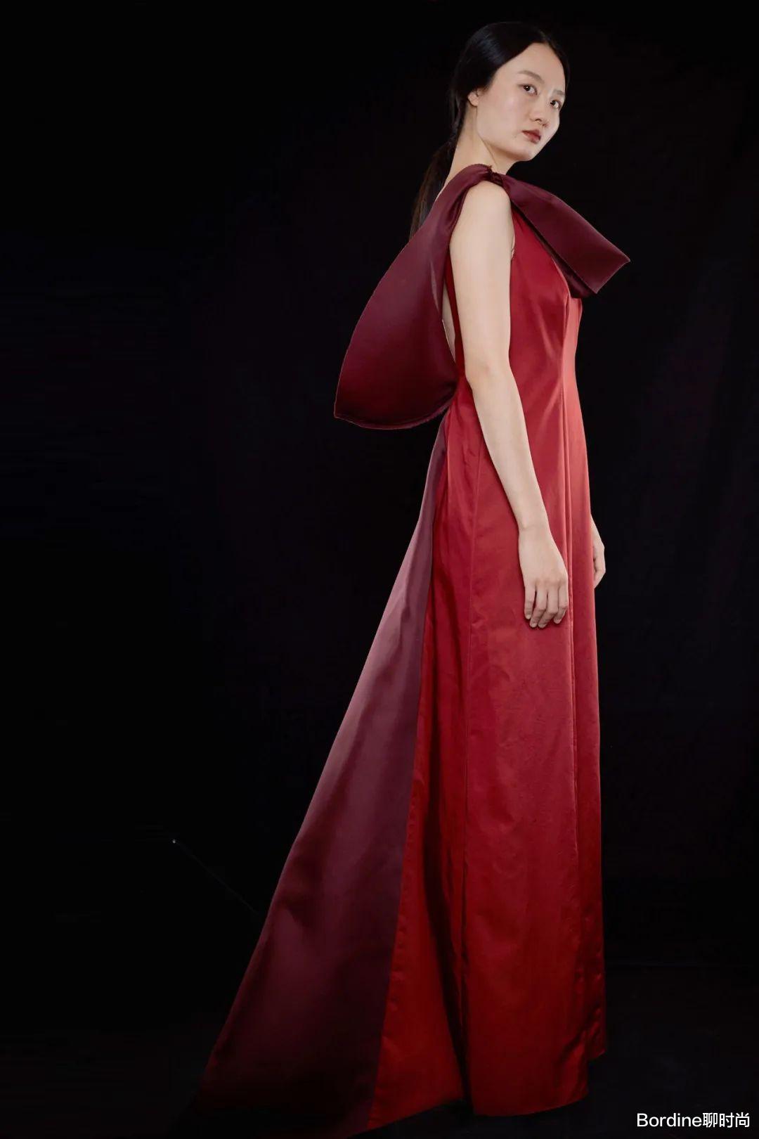 Yeohlee 2022春夏系列,典型的黑白色调,刺激冲击也有夸张造型