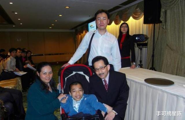 秘书|身高90厘米的李创利:白手起家攒3亿身家,娶1米7女秘书并生一子