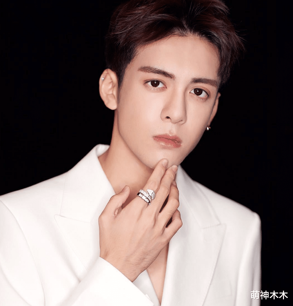 曾舜晞|又一男星恋情曝光!曾舜晞带女子酒吧玩耍并一同回家,女方身材消瘦