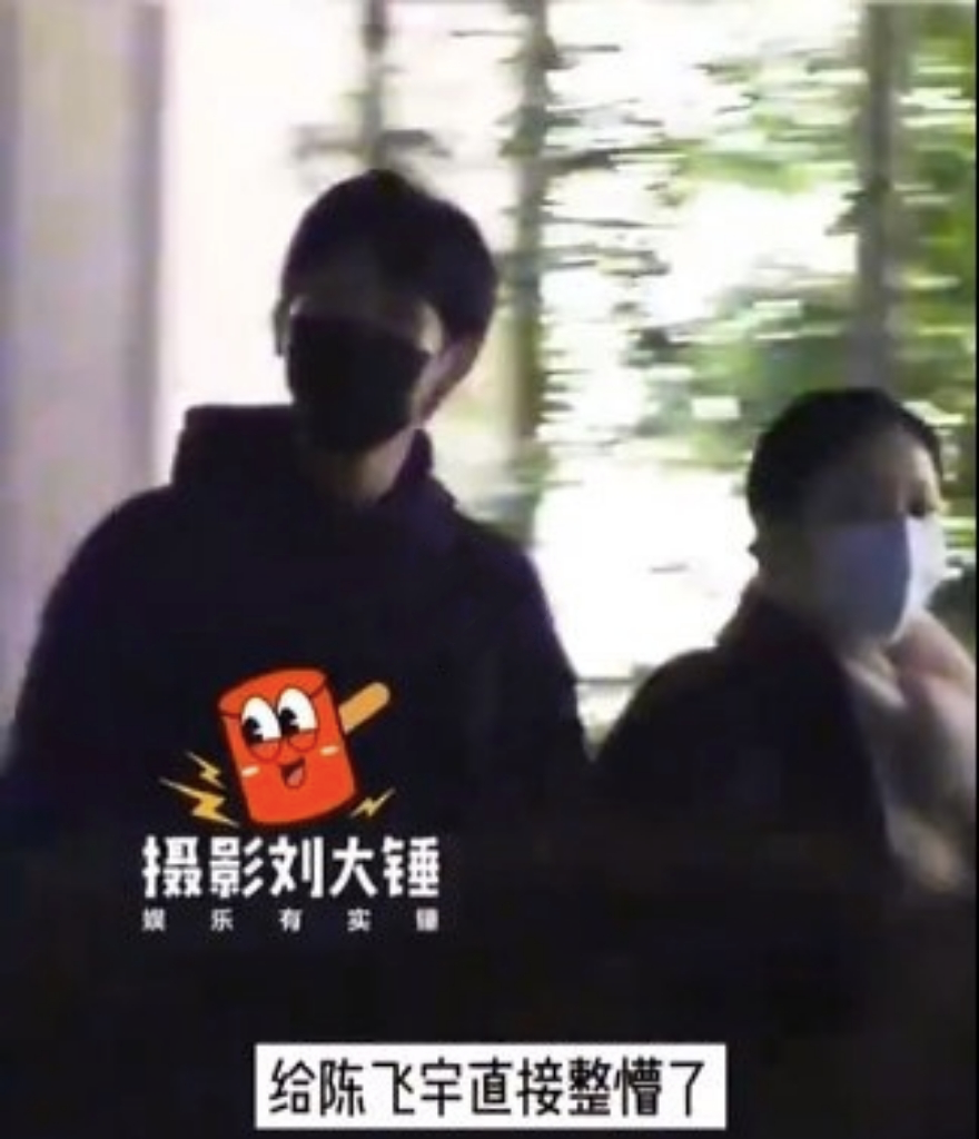 陈飞宇|陈飞宇和哥哥陪妈妈陈红逛街,与黄晓明聚餐,阿瑟搂着妈妈好孝顺