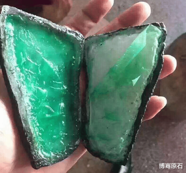 翡翠|小伙心血来潮花3万入手一块翡翠原石,还没切就徒手“扯”开了?瞬间希望破灭