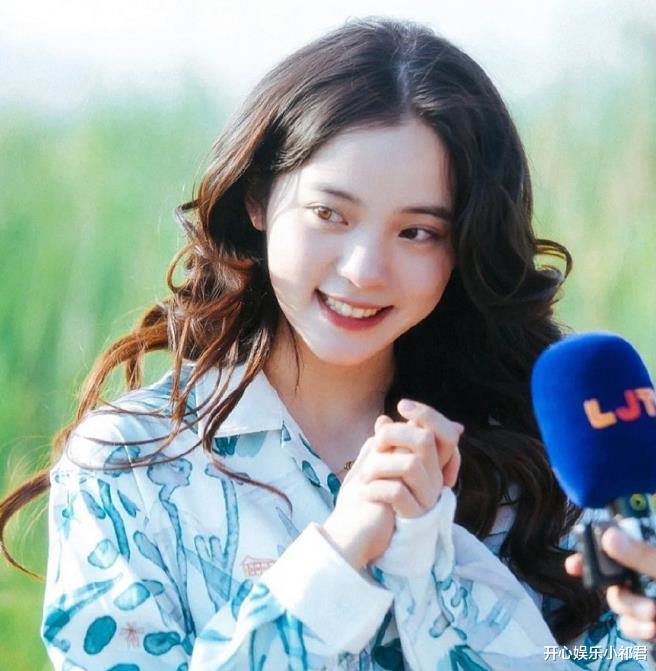 欧阳娜娜|欧阳娜娜生图曝光，网格吊带配大波浪，脸圆一圈发福了