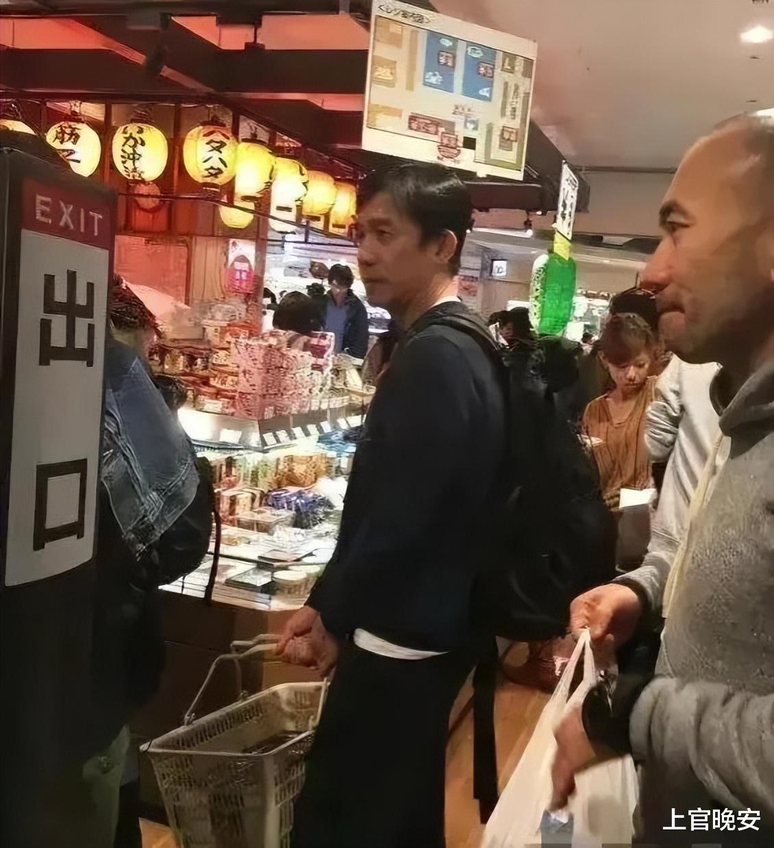梁家辉|内地明星被捧上天，港星却随便出门溜达，逛地摊、去菜市场