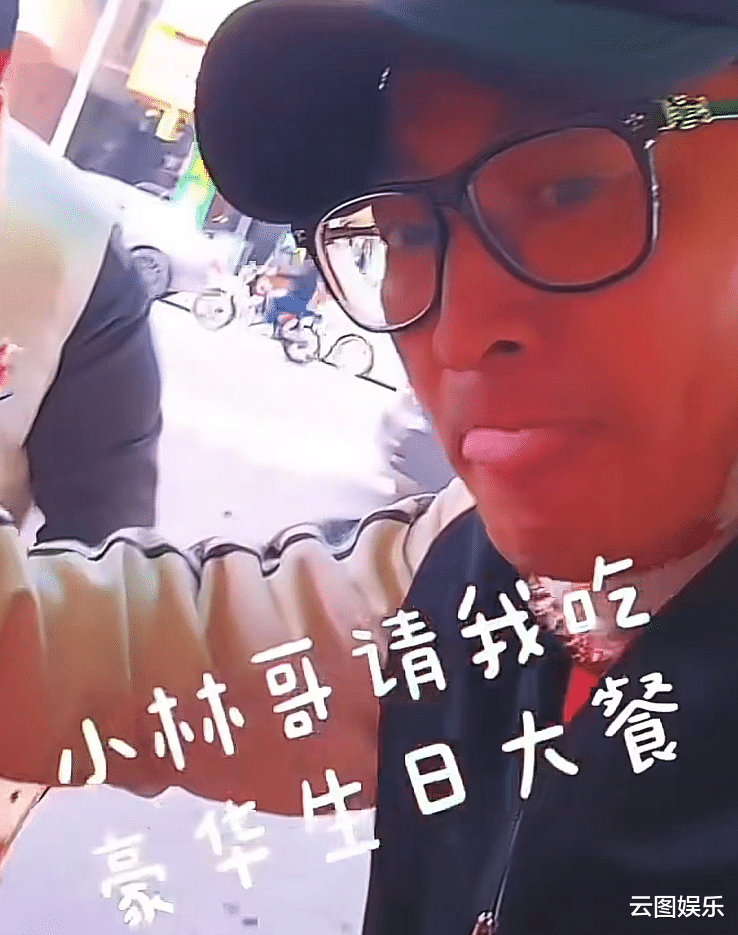 路边摊|知名港星路边摊庆63岁生日,大口吃面接地气,已定居内地开工厂