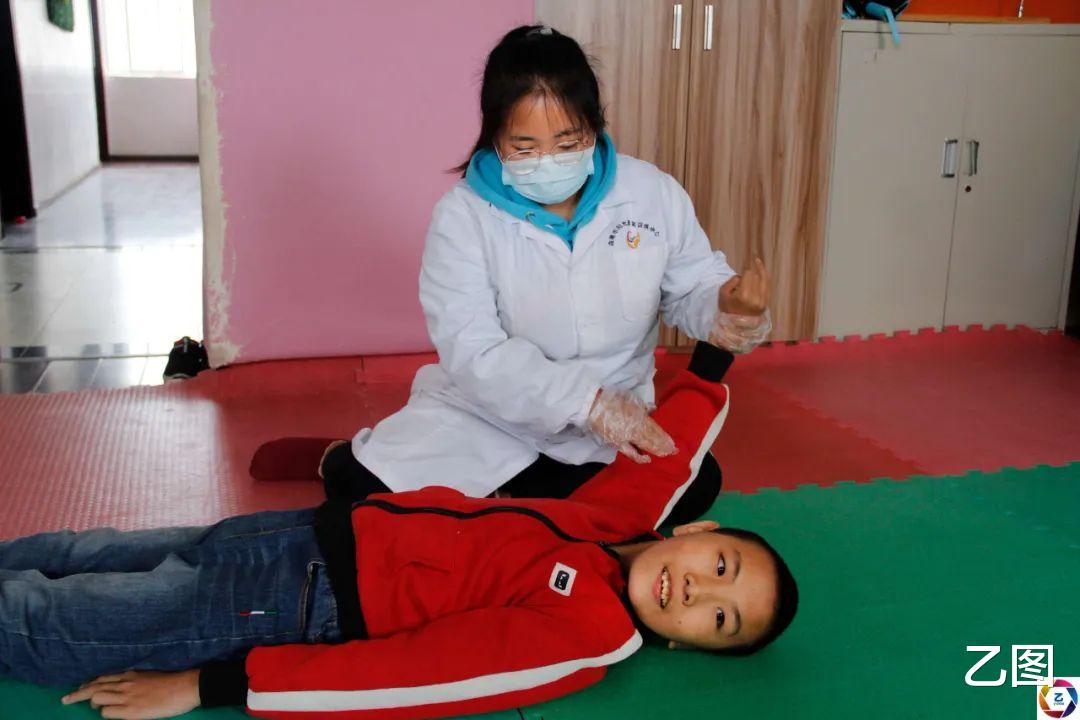 大宝患病无钱治,女子选择在家生二宝遭遇难产,毁了二宝一生