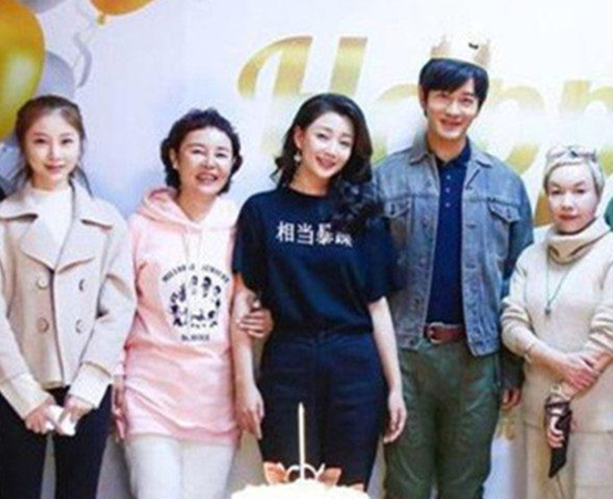 殷桃|黄晓明为殷桃撑伞太贴心!女方长裙优雅白到发光,两人紧贴似情侣