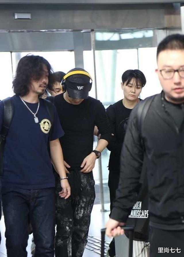 汪峰的发量太感人！罕带女儿开工超宠溺，醒醒和他共用一张脸