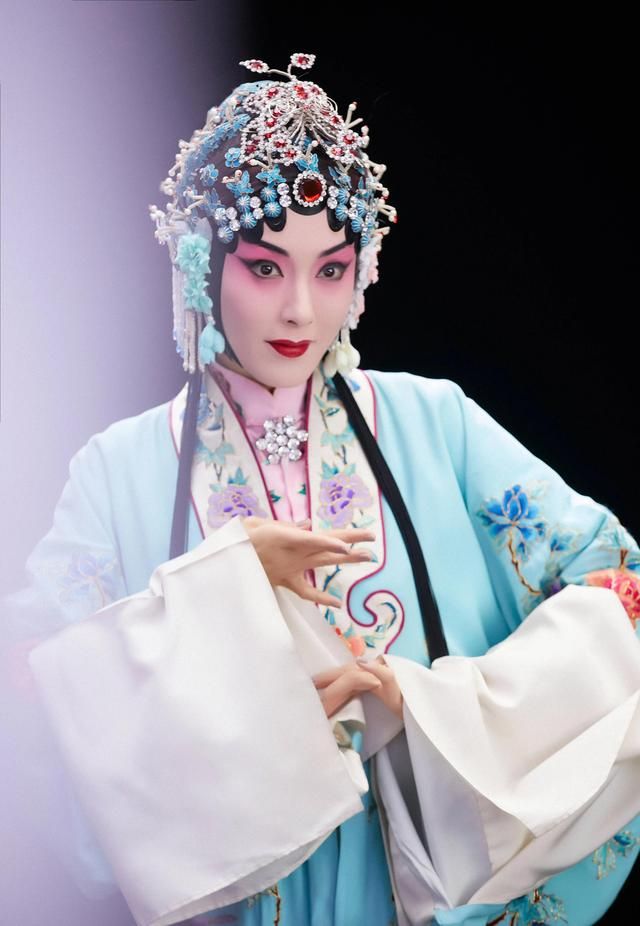 x特遣队|演员曾黎,徘徊在爱情与婚姻之间,46岁结婚一切随缘