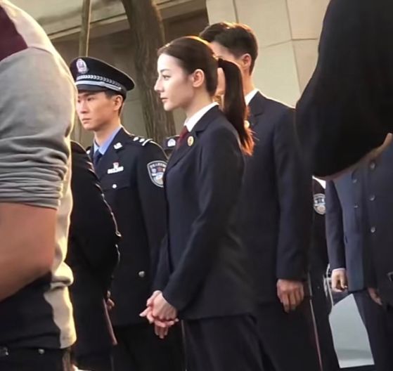 迪丽热巴|成都：迪丽热巴在高校拍戏，穿制服绑马尾有少女感，“不像29岁”