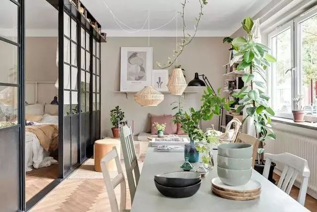 46平公寓,墙面挂衣架,步入式衣帽间,地台沙发,小户型大设计