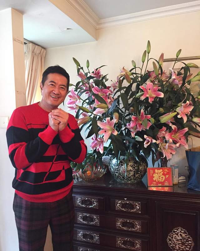 邓梓峰|61岁TVB男星低调曝豪宅内景,家族资产达16亿,却27年开同一辆车