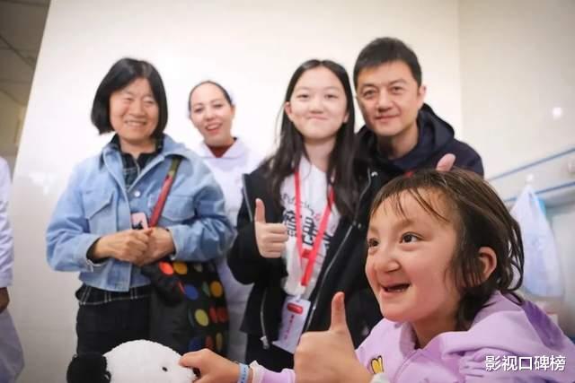 李嫣|16岁李嫣放寒假回国,打扮成熟又时髦,李亚鹏称在人群中那么耀眼