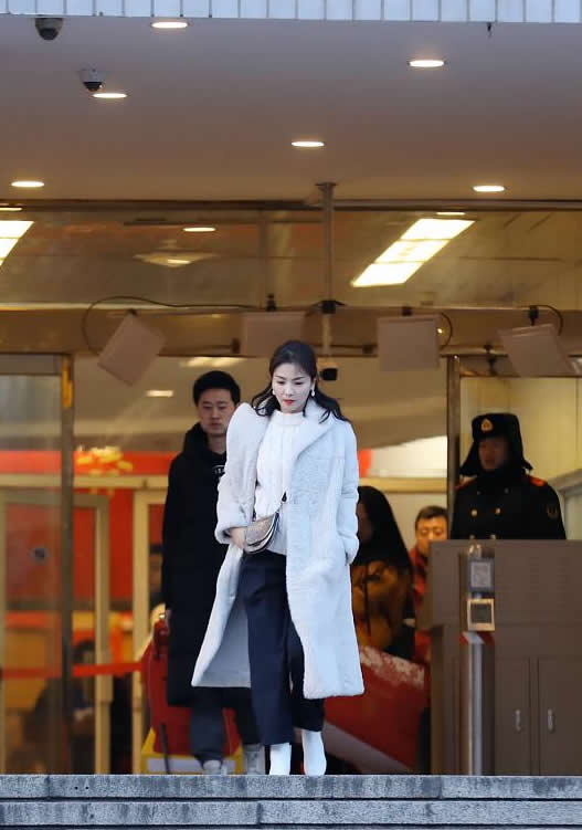 刘涛真时髦，穿黑色西装配白色喇叭袖衬衫优雅干练很减龄