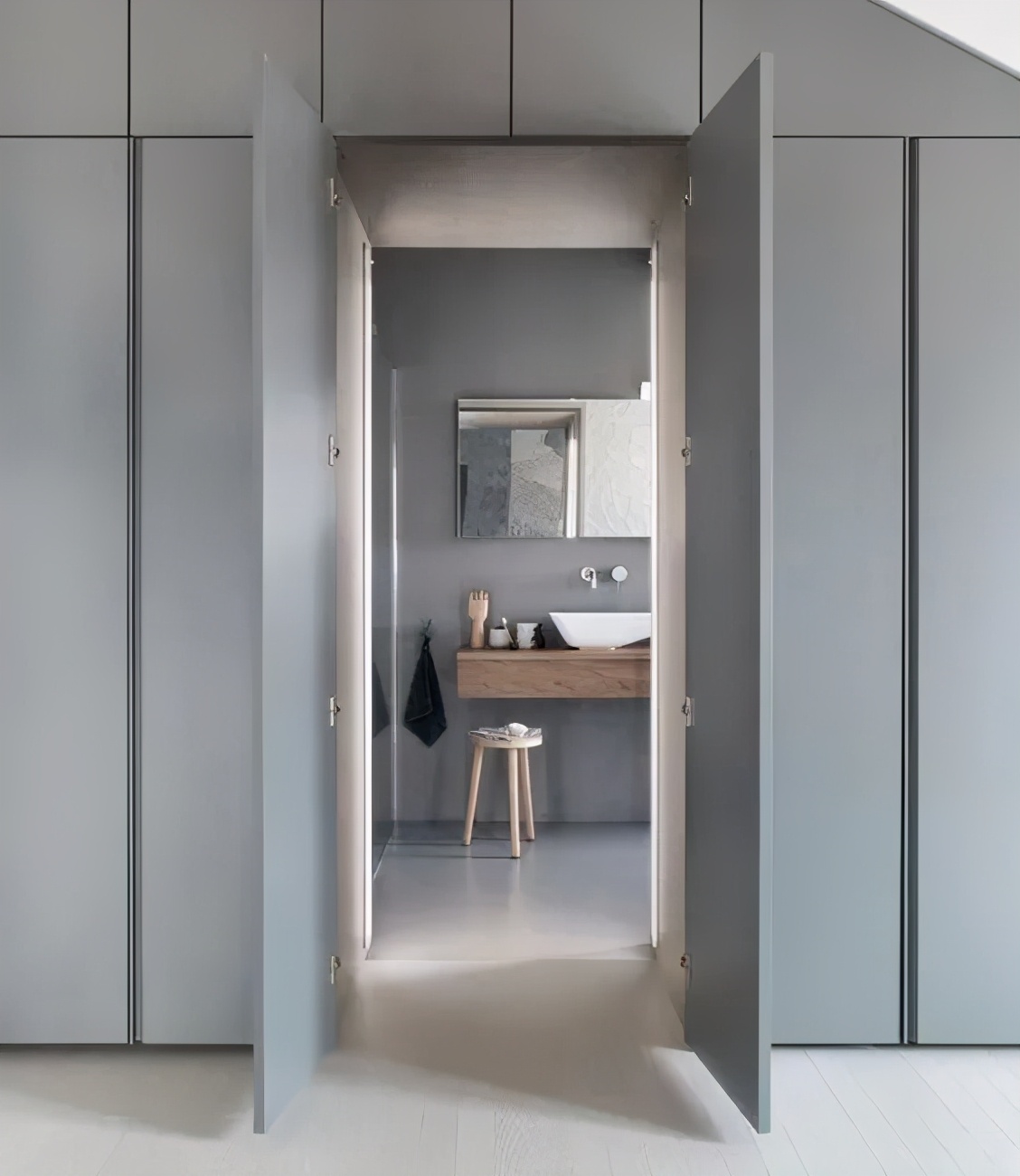 越来越多家庭选择隐形门，充当隔断营造私密空间，真聪明