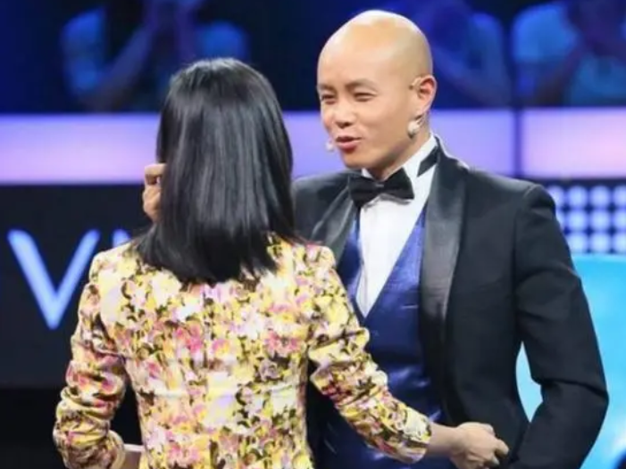 乐嘉|乐嘉不混娱乐圈了？如今在培训行业混得风生水起，人气不输顶流！