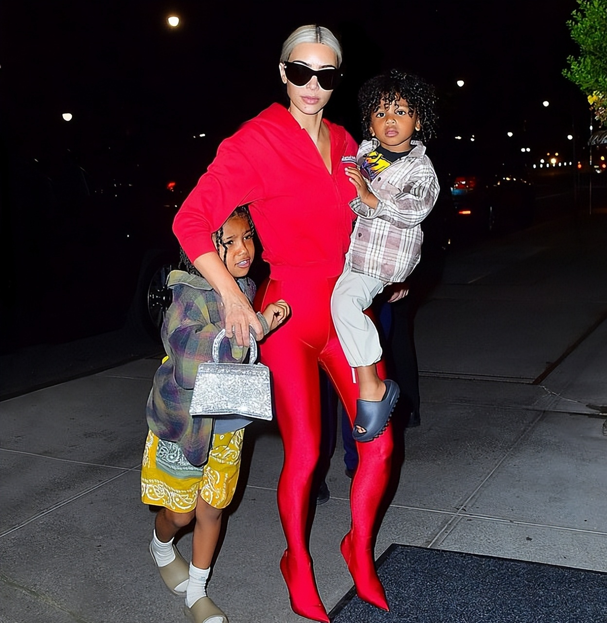 坎爷前任新造型又省布料！和金卡戴珊比瘦？穿3D打印衣秀蚂蚁腰